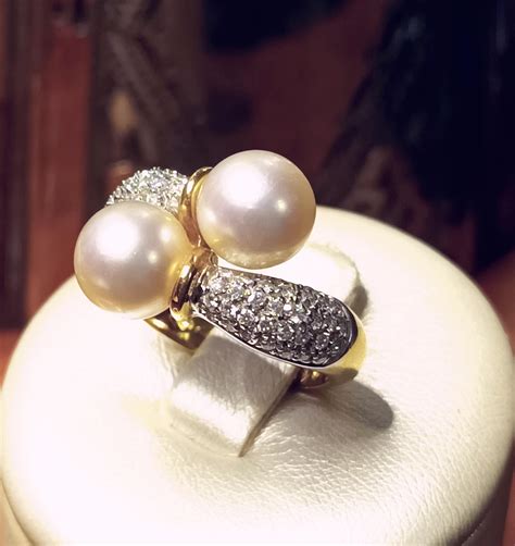 Varietà di gioielli nascita: collane, bracciali, anelli con diamanti e perle