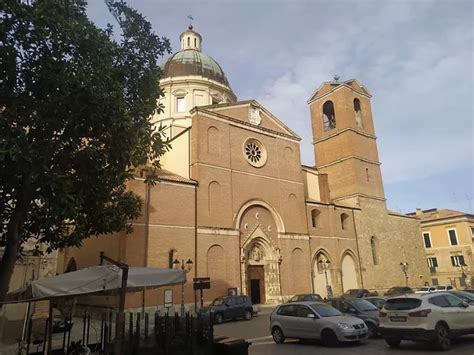 Foto attuale della Chiesa di San Tommaso Apostolo con enfasi sul campanile.