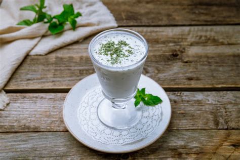 Foto di un bicchiere di Ayran tradizionale con schiuma, servito freddo