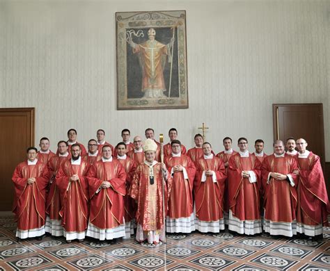 Foto di un'ordinazione sacerdotale con il vescovo e i nuovi preti