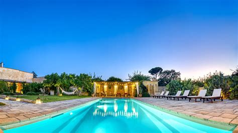 Foto di una piscina all'aperto di una masseria nel Salento con ulivi