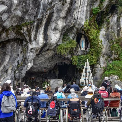 Immagine della Grotta di Massabielle a Lourdes durante una celebrazione del Rosario