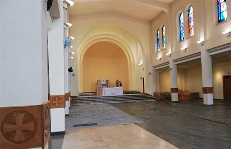 Interno della chiesa di San Giacomo a Medjugorje durante una celebrazione