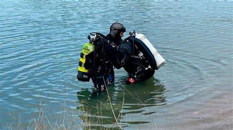 Subacquei esplorano il fondale marino della Sardegna