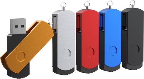 Composizione di diverse chiavette USB con design e materiali vari