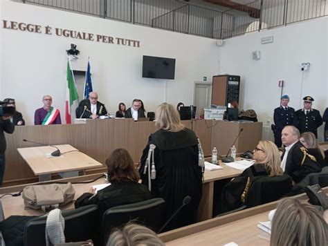 Ricostruzione grafica di un'indagine su abusi ecclesiastici o un'aula di tribunale