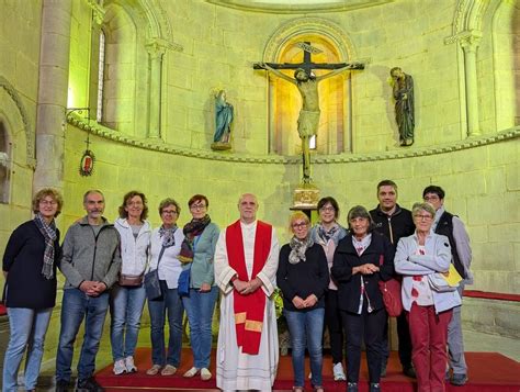 Foto di un gruppo di pellegrini cristiani moderni in Terra Santa