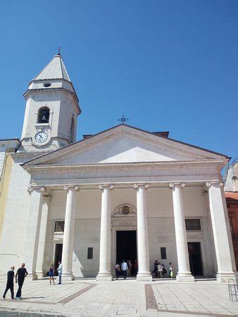 Cattedrale della Santissima Trinità a Campobasso, facciata neoclassica