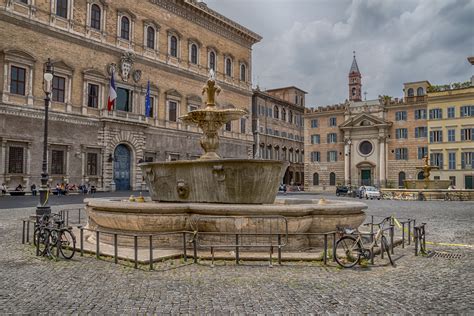 Foto esterna della chiesa di S. Brigida in Piazza Farnese a Roma