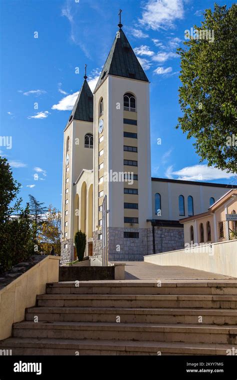 Fotografia della Chiesa di San Giacomo a Medjugorje con le sue due torri campanarie