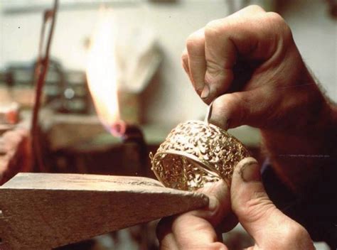 Foto di artigiano al lavoro su ceramica o dettaglio di bomboniera in ceramica con i Sette Doni dello Spirito Santo