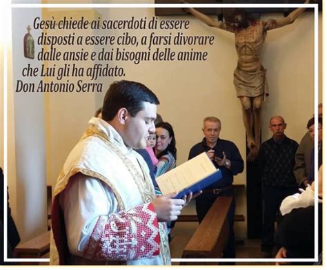 Il sacerdote e i fedeli in preghiera rivolti verso la croce d'altare