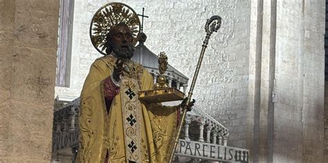 Foto dell'esposizione della statua di San Nicola nella Basilica con le luci di Natale accese