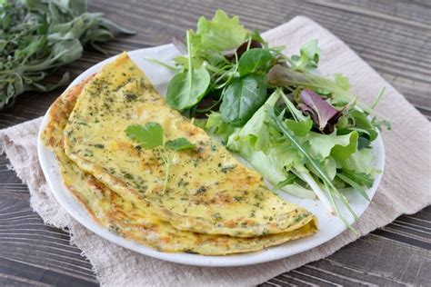 Ingredienti base per omelette: uova, formaggio, erbe aromatiche