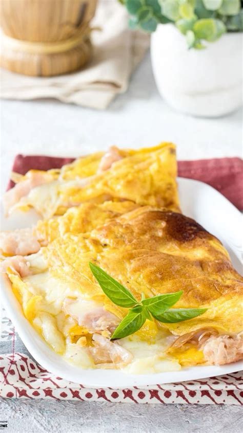 Omelette piegata a mezzaluna con formaggio filante