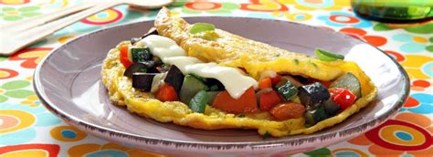 Omelette ripiena di verdure colorate