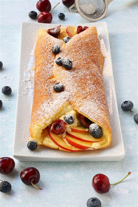 Omelette dolce con frutta fresca e zucchero a velo