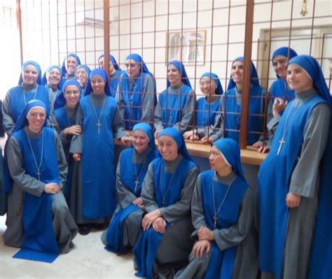 foto di suore di clausura impegnate in attività artigianali o agricole all'interno del monastero