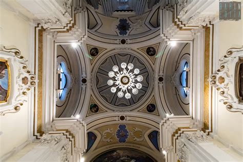 Interno della chiesa di San Giuseppe con dettagli degli altari