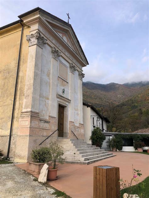 Vista esterna dell'Antico Santuario della Madonna del Carmine ad Arbizzano-Santa Maria, Veneto.