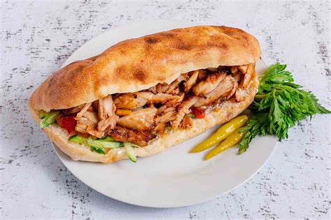 Immagine di kebab di pollo Halal su spiedo