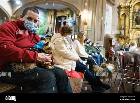 Famiglie con animali domestici durante la benedizione in una chiesa
