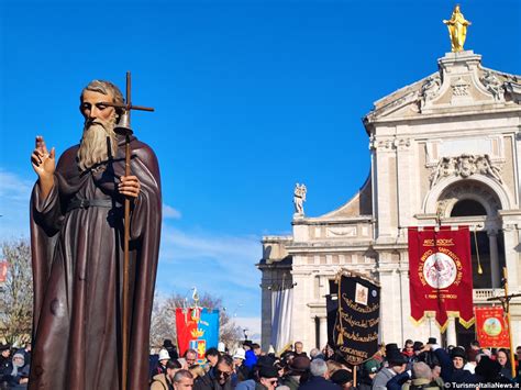 Processione con la statua di Sant'Antonio Abate a Santa Maria degli Angeli