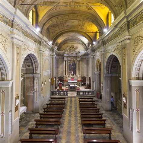 Veduta panoramica della chiesa di San Giacomo Apostolo con il suo sagrato e il paesaggio circostante