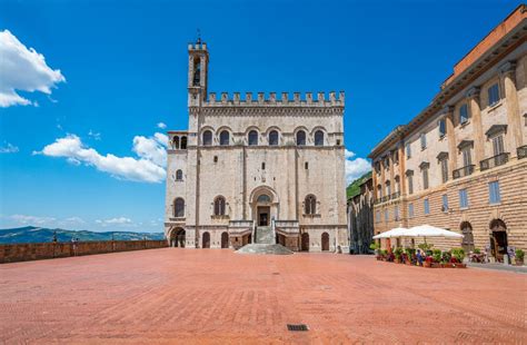 Foto panoramica del borgo medievale di Gubbio incastonato nel paesaggio umbro