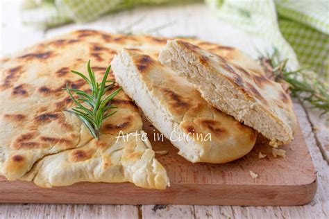 Foto di un piatto di crescia al panaro con affettati tipici umbri