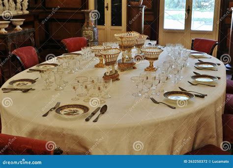 Tavola apparecchiata per cerimonia in una villa storica