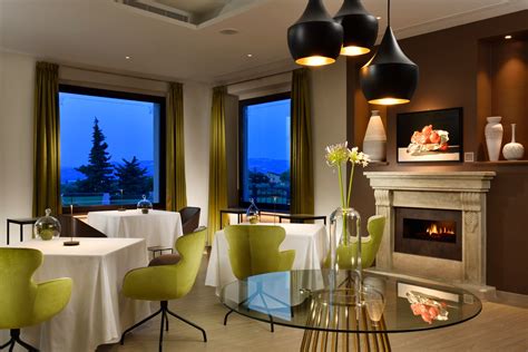 Ristorante con elementi decorativi unici e ambiente accogliente