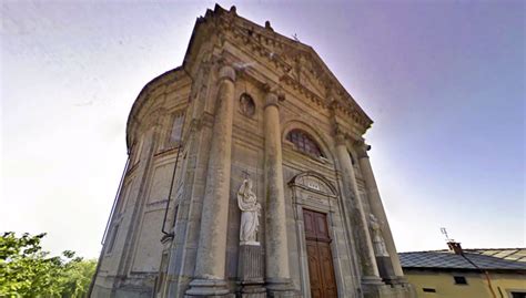 Esterno della chiesa parrocchiale di Cumiana con dettagli architettonici