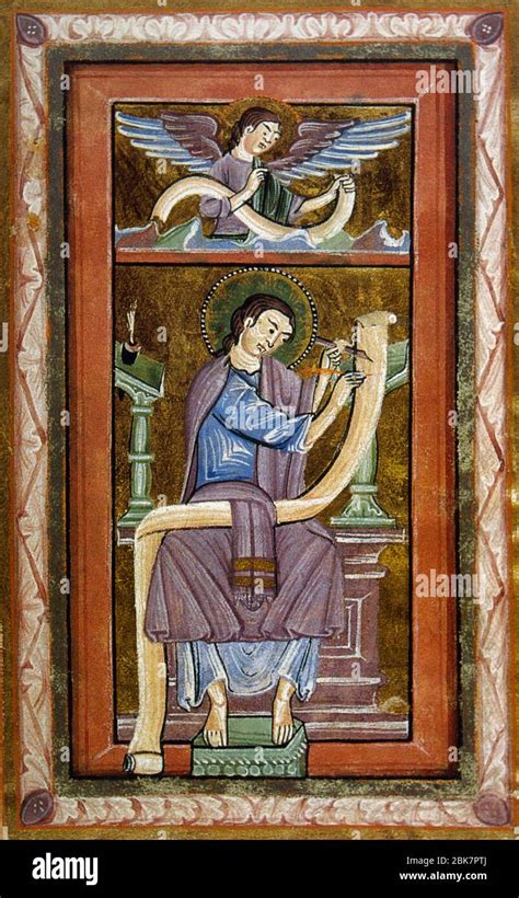illustrazione di Matteo evangelista che scrive, con simboli ebraici in sottofondo