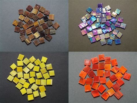 Composizione di tessere di vetro colorato per un mosaico sacro