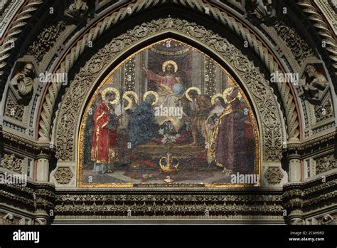 Mosaico con dettagli dorati che riflettono la luce solare in una chiesa