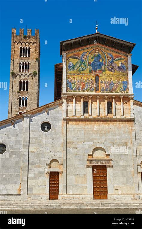 Facciata di una chiesa a Terni con un mosaico raffigurante un santo