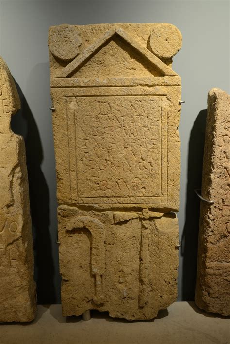 Stele antica con iscrizione dedicata alla Dea Valentia