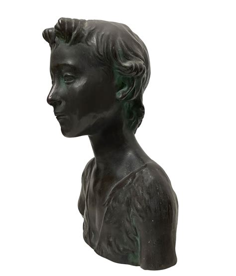 Mezzobusto di terracotta di una giovane ragazza realizzato da Vincenzo Greco