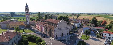 fotografia della chiesa parrocchiale di Bagnolo di Po addobbata per una festa religiosa