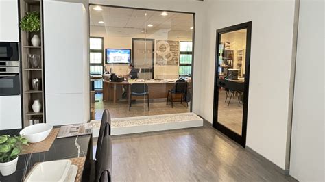 Foto dello showroom di Gambini Arredamenti con esposizione di cucine e zone giorno contemporanee