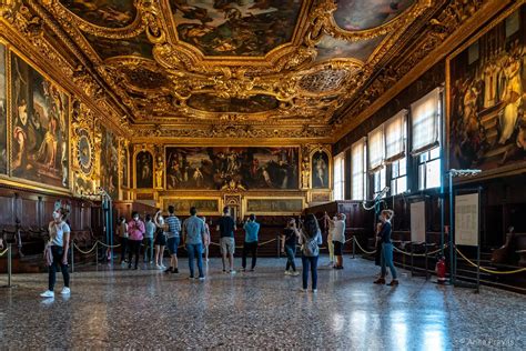 Foto: Particolare del quadro (sfondo del Borgo con il Palazzo sormontato dal vessillo dei principi Carafa)