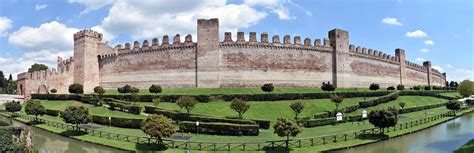 Foto: Resti della cittadella Medievale di Roccella Jonica