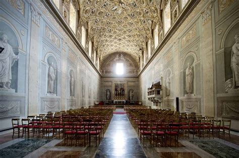 Foto della Cappella Paolina in Vaticano durante un momento di preghiera