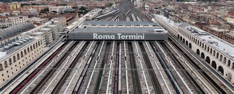 Veduta esterna della Stazione Termini di Roma e delle attività circostanti