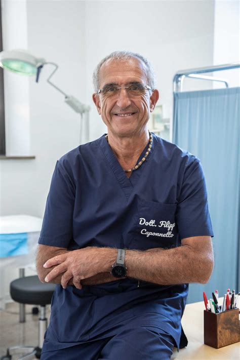 Ritratto professionale del Dottor Caponnetto in ambiente medico