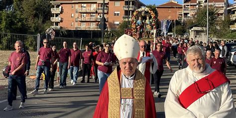 Processione con le statue dei Santi per le vie di Salerno