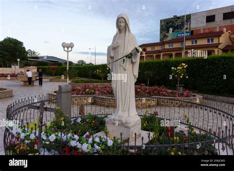 Santuario di Medjugorje con la statua della Regina della Pace e fedeli in preghiera