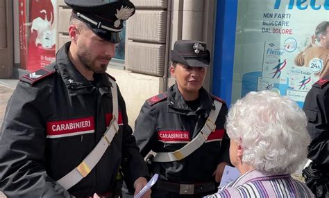 Illustrazione di Carabinieri che intervengono per una truffa