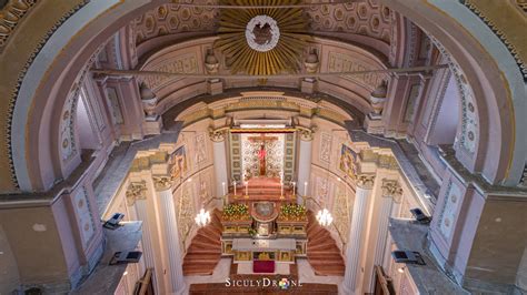 Interno della Chiesa detta del SS Crocifisso, con altare maggiore e quadro della Madonna degli Angeli